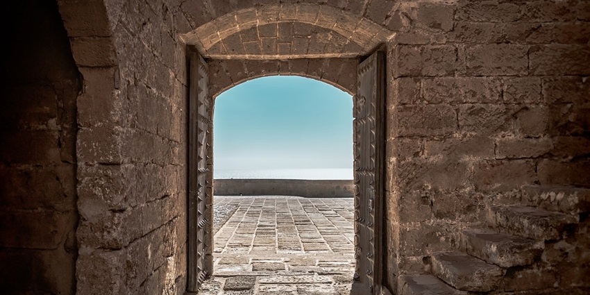 Old fort door, a historic feature in the region near Jivdhan Fort, Maharashtra.