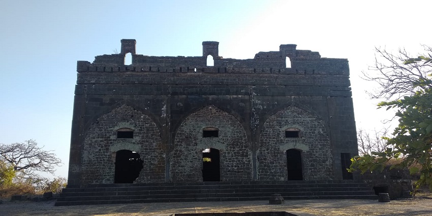 A view of Narnala Fort, one of the popular destinations near Akola fort.