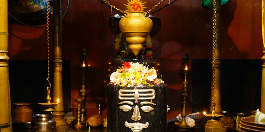 A divine view of Lord Shiva (shivlinga) inside a temple.