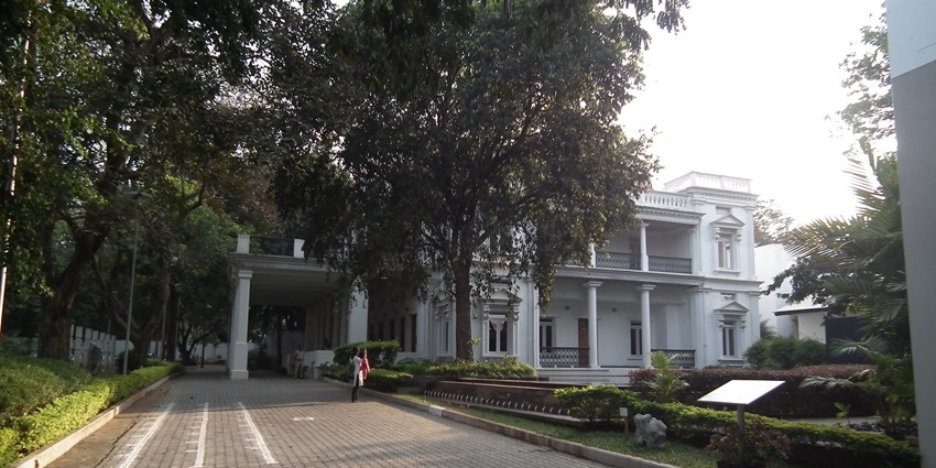 A historic mansion housing modern Indian art, featuring paintings by Raja Ravi Varma and Amrita Sher-Gil, one of the best places to visit near Sarjapur.