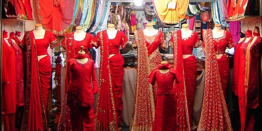 A shop showcasing bridal Bengali sarees for a perfect wedding shopping in Mumbai