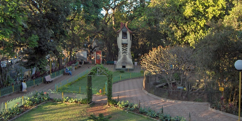 Exploring Hanging Gardens is one of the best things to do in Mumbai for youngsters.
