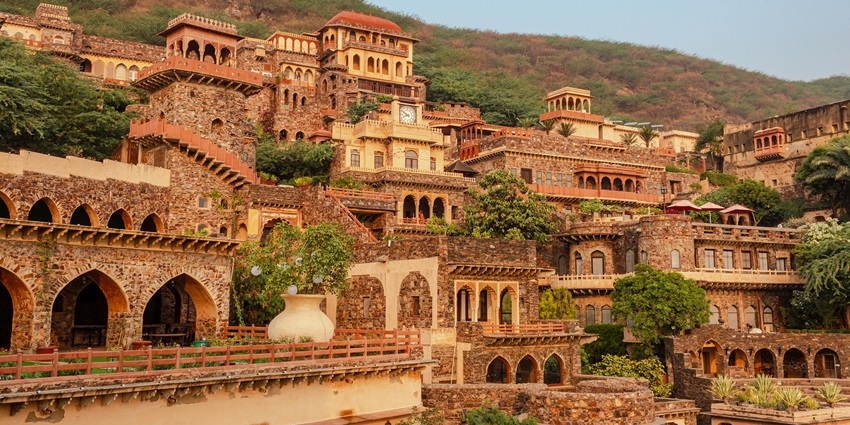 A scenic view of the front of a historical palace with traditional Hindu architecture