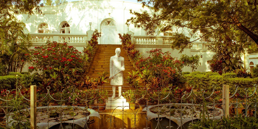 A statue placed in front of Nehru Nilaya, a place to visit near Nandi Hills.