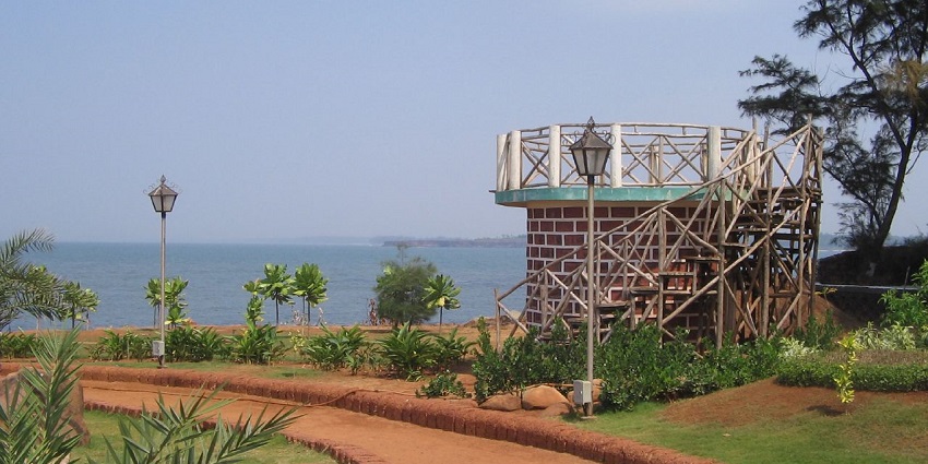Those who love birdwatching can visit the Salim Ali Bird Sanctuary as part of the things to do in Aurangabad
