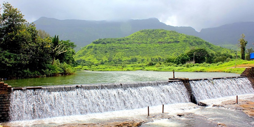 Neral Ganesh Ghat, a famous place near Rangana Fort, has winding roads and lush hills.