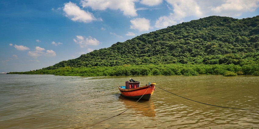 The tourist places in Murudeshwar feature Netrani Island's vibrant marine life, and diving.