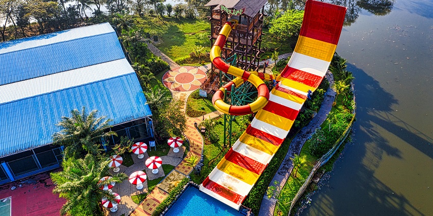New Devgarh Resort and Water Park, a large water slide, one of the best water parks in Jodhpur.