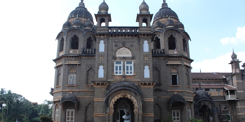 New Palace-Kolhapur entrance, a best place near Dream World Water Park Kolhapur.
