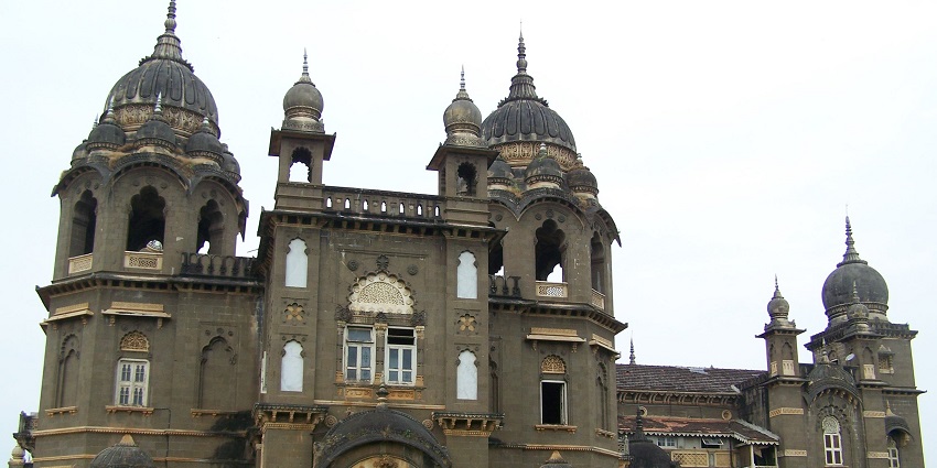 Kolhapur tourist places feature New Palace, a historical museum showcasing the Maratha dynasty's rich heritage.