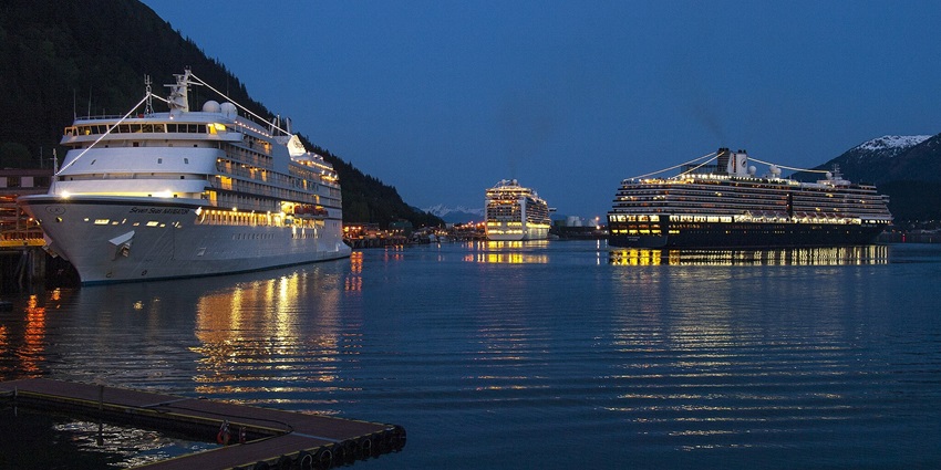 Clear view of the luxury cruise along the coast of idyllic night city Mumbai