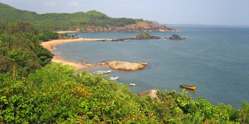 Image of the scenic beach surrounded by the coast in Karnataka, one of the best places to visit in Kumta