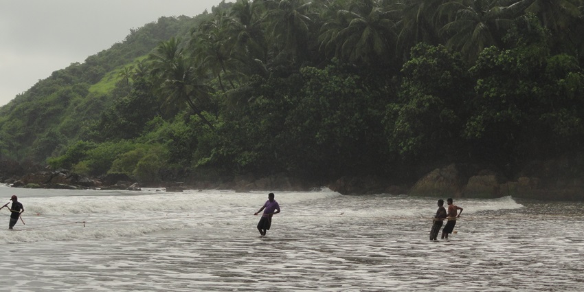 Nivti Beach, is among the famous places to visit in Kudal with golden sands and cliffs.