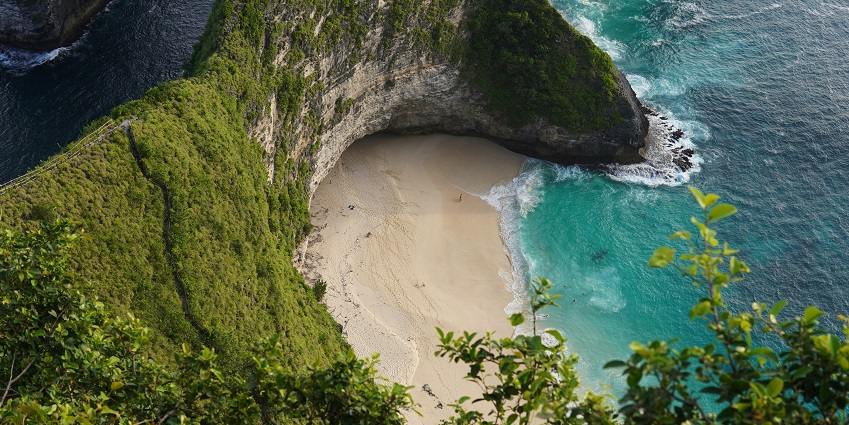 View of the secluded Kelingking Beach, popularly known as 'T-Rex Beach' from the cliff.