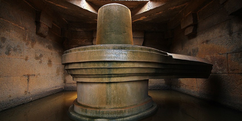 A beautiful Shiva Lingam placed for worshipping at the Babulnath Temple in Mumbai