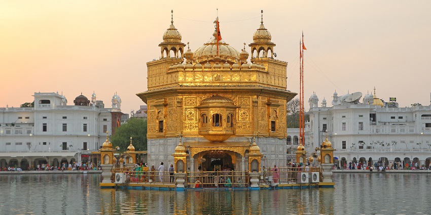 Praying at the Golden Temple is one of the best things to do in Punjab.