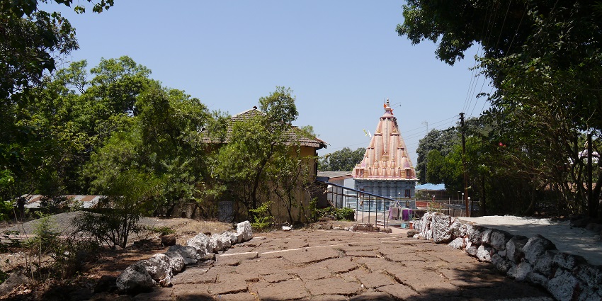 The Kanakeshwar Temple in Maharashtra has a quiet atmosphere for devotees to indulge in.