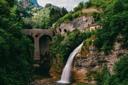 Image of the beautiful and serene waterfall surrounded by greenery - presence of Olakaruvi Waterfalls