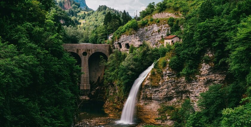 Image of the beautiful and serene waterfall surrounded by greenery - presence of Olakaruvi Waterfalls