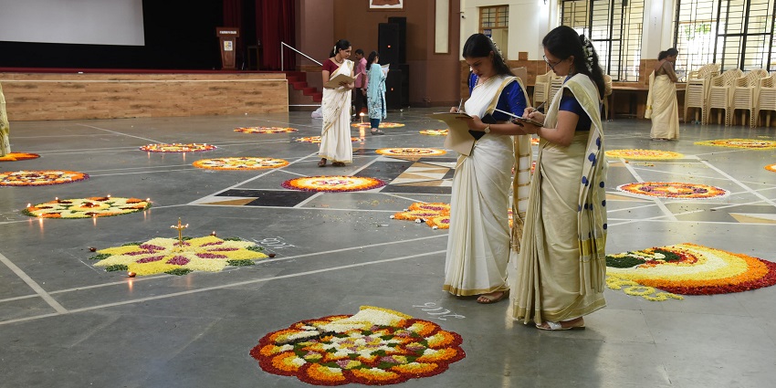 An image of women celebrating Onam with traditional dance in Lakshadweep, India.