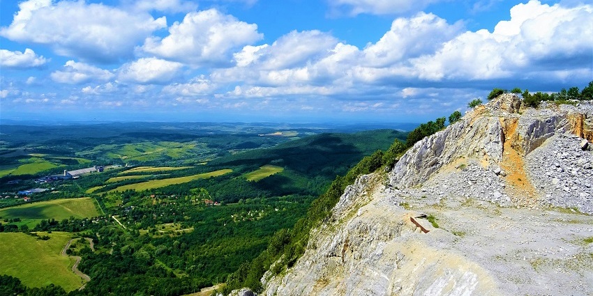 An aerial view of the scenic One Tree Hill Point in Maharashtra offering serene views.