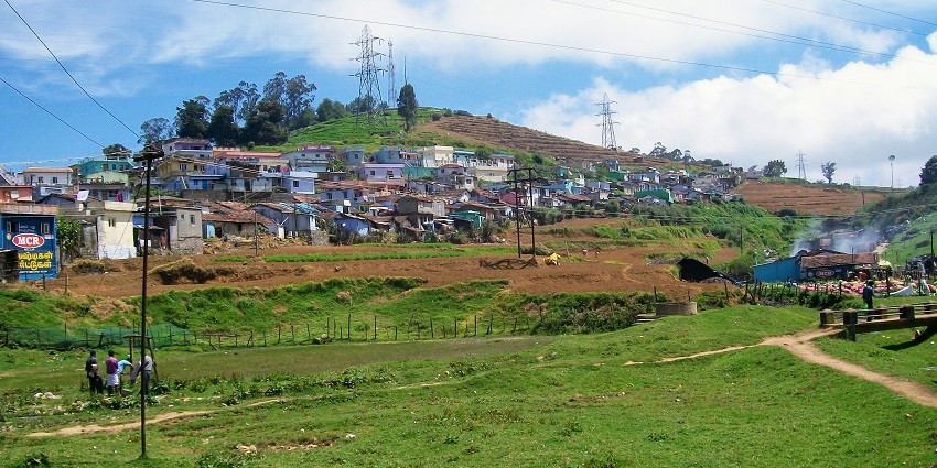 A picture of the tea gardens of Ooty, which is one of the best hill stations near Hosur.