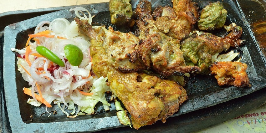 A glimpse of Tandoori Chicken Sizzler, the best food in Kolhapur is a non-veg delicacy.