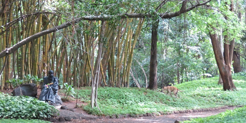 One of the places to visit in Pune for couples is Osho Ashram entrance - minimalist design.