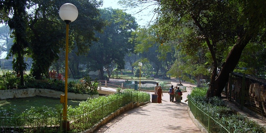 Osho Teerth Park: Serene gardens for relaxation and meditation.