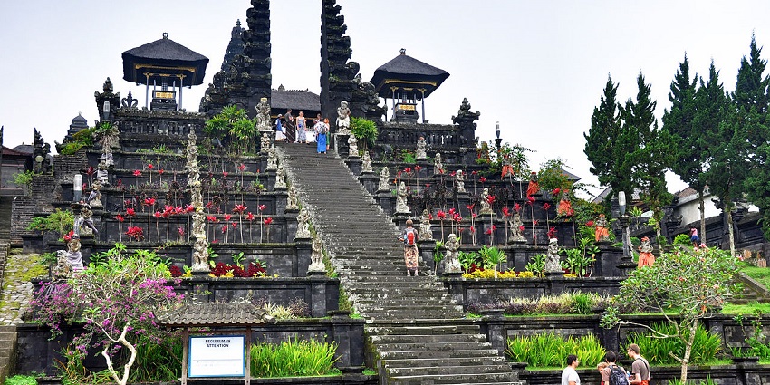 Another beautiful picture of the entrance of the famous temple in Bali