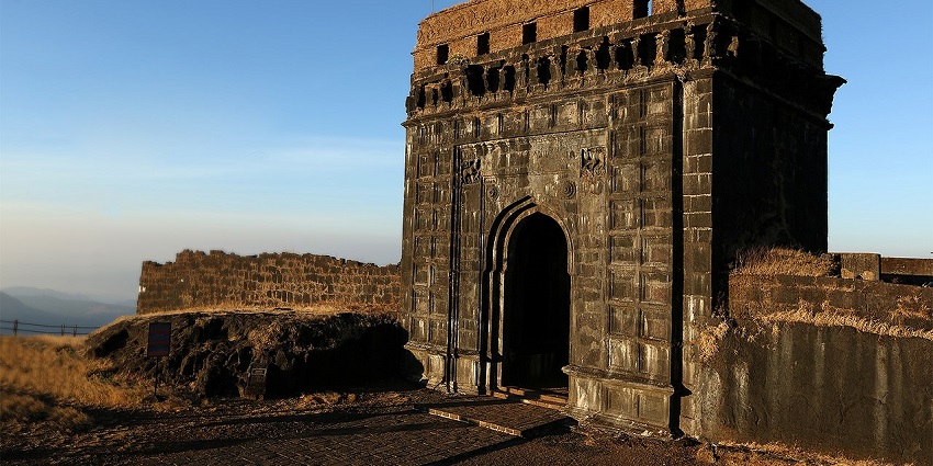 View of a big archway gate at the roof of the fort