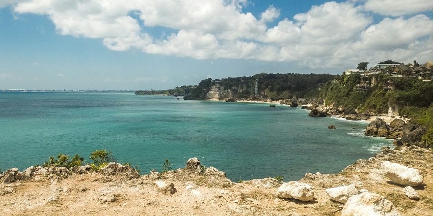 Image of Balangan Beach during the dry season, ideal for surfing and outdoor activities.