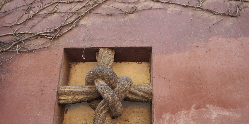 The picture of an big old box locked with a robust iron chain, found in Rakhigarhi.