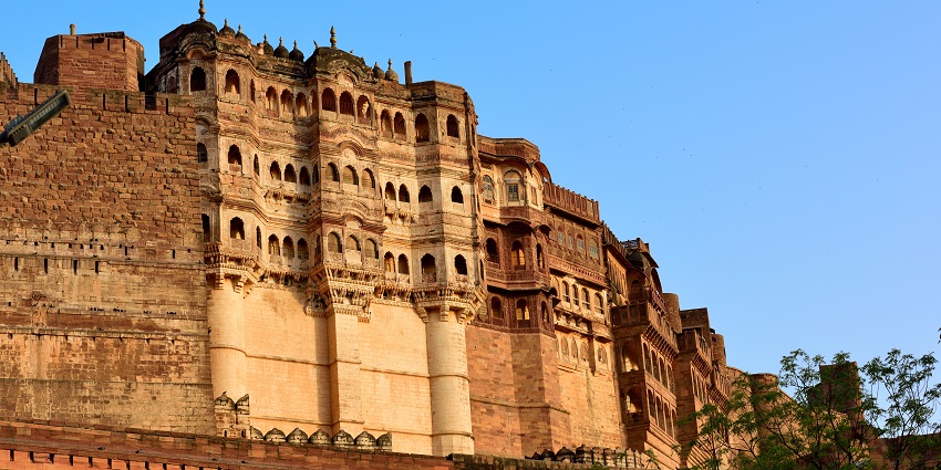 You can trek to the top of this fort but make sure you wear proper trekking shoes and clothes
