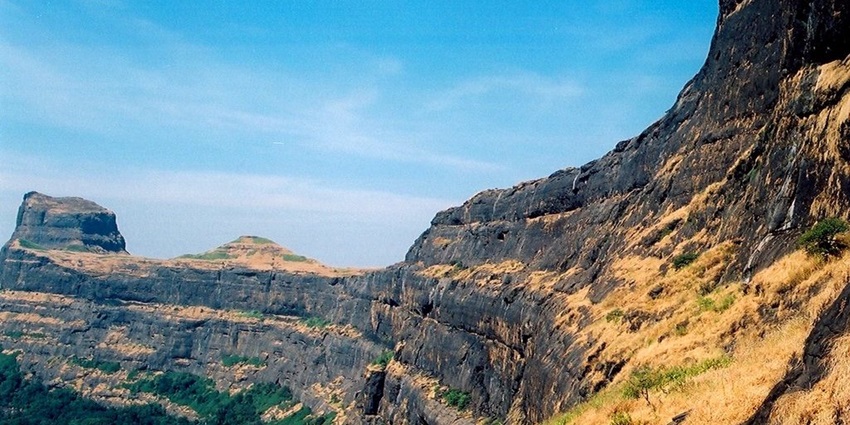 When visiting Kulang Fort in Maharashtra check the weather and follow rules