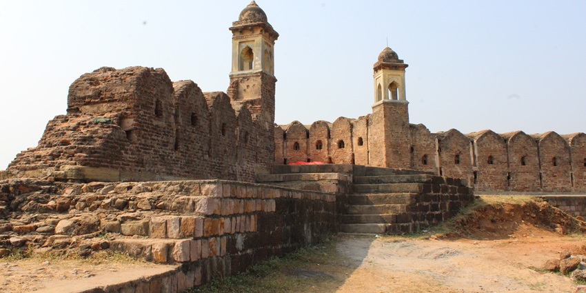 When visiting Pauni Fort in Maharashtra stay hydrated, wear comfortable shoes, and respect nature.