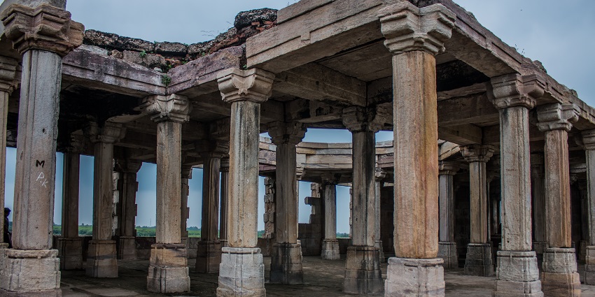 Inside the halls of the fort, view of pillars showcasing the unique architecture