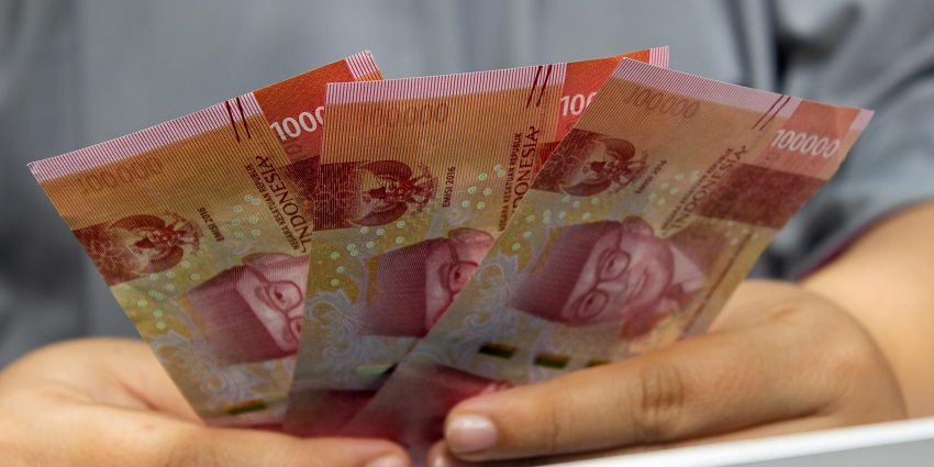 An image depicting the cash payment requirement at local shops near Pandawa Beach.