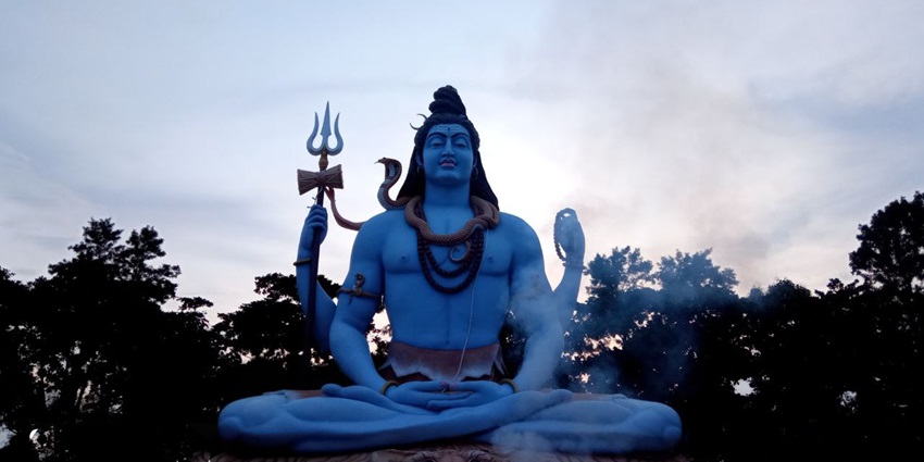 A picture of a tall idol of Lord shiva who is also worshipped at the Loknath Temple