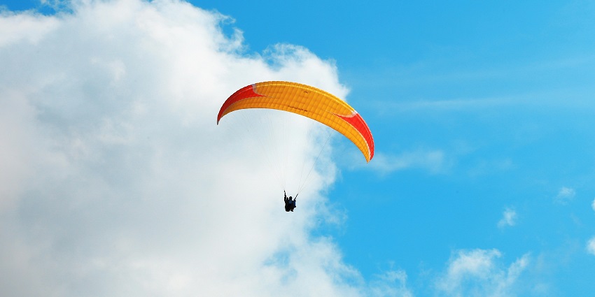 Other factors to consider when paragliding in Mahabaleshwar include tips and cost.