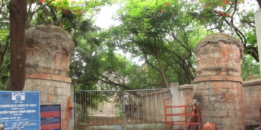 Entrance view of Solapur Fort in Maharashtra, highlighting its majestic structure.