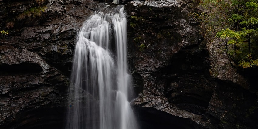 Kumbakarai Waterfalls has all the basic facilities like dressing rooms and toilets for comfort