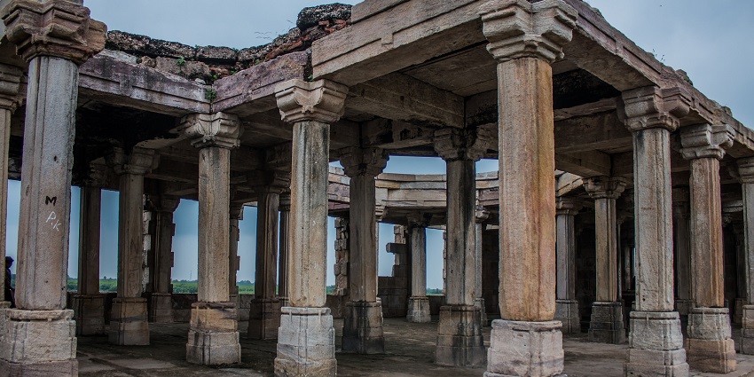 Nashik Fort, an ancient site, features impressive ruins and rich historical significance.