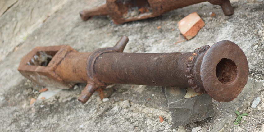 An ancient iron cannon positioned on the ramparts of Ausa Fort in Maharashtra.