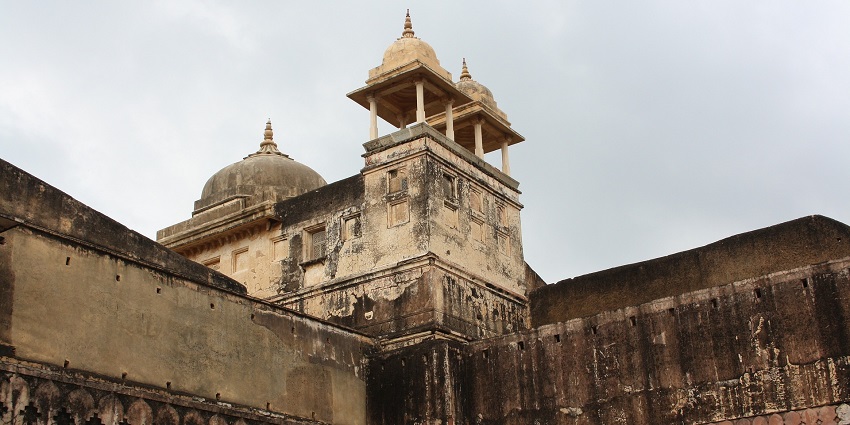 Image of the architecture of the upper part of the Bayana Fort