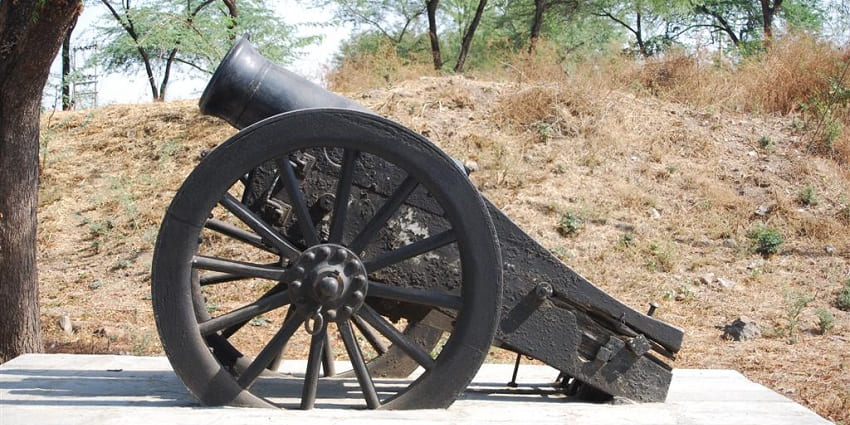 An image showing the imposing cannon at Ahmednagar Fort, symbolising its rich military history!