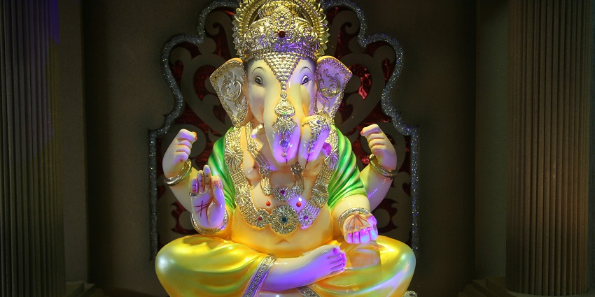 A picture of a tall idol of Lord Ganesa at the most revered Siddhivinayak Temple in Mumbai