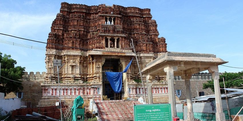 A panoramic view of of the entrance with the clear blue sky in the background in the city