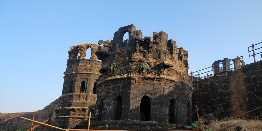 When visiting Parola Fort Maharashtra check the weather, carry cash, and follow rules.