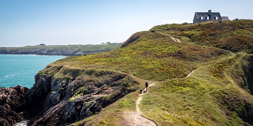 To visit Jadhav Fort Maharashtra, consider certain factors to have the best experience.